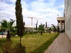 Bâtiment principal Hôpital Sœurs Bedj à Chlef, à gauche le parking.