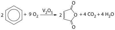 Bilan de la réduction d'oxydation ; réactifs : 2 benzène et 9 dioxygène ; produits : 2 anhydride maléique, 4 dioxyde de carbone et 4 eau