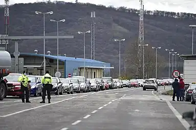 File de voitures attendant à la frontière slovaque le 13 mars 2020.