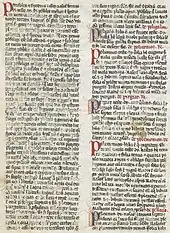 Page de manuscrit avec deux colonnes de texte en gothique, chaque paragraphe commençant par une lettrine « P » rouge ou bleue en alternance, certains titres de chapitre apparaissant en rouge à la fin du paragraphe les précédant.