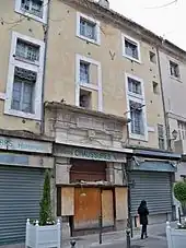 Façades de maison avec des commerces aux rez-de-chaussée.