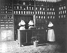 Religieuses debout dans une ancienne pharmacie