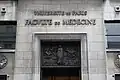 La « Nouvelle Faculté de médecine », inaugurée en 1953 pour pallier la saturation de la faculté. Elle est aujourd'hui occupée par la Faculté des sciences de l'université Paris-Cité.