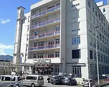 Photographie en couleurs montrant l'entrée d'un hôpital.