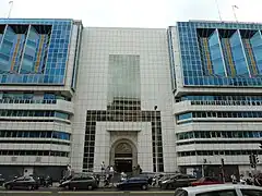 La façade donnant sur l'avenue de la Californie avec l'entrée de l'hôpital.