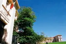 vue du Palais du Pharo se dégageant sur un beau soleil bleu et au premier plan à gauche la façade du bâtiment de recherche de l'école