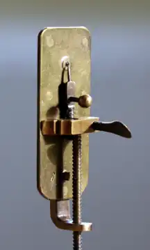 Réplique du microscope de Van Leeuwenhoek (1676).
