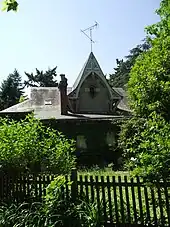 Initialement destinée à de riches déments, la villa «&nbsp;Les Acacias&nbsp;» est aujourd'hui la résidence de l'Intendant de la cité scolaire.