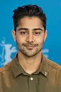 Manish Dayal interprète le Dr&nbsp;Devon Pravesh