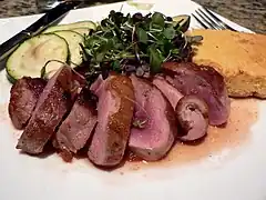Magret de canard accompagné de mâche.