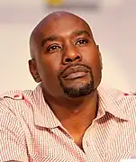 Morris Chestnut interprète le Dr&nbsp;Barrett Cain