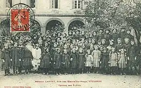 La cour de récréation de la pension Lafont.