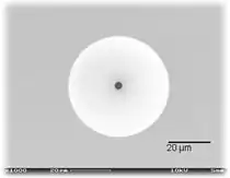 image d'une pipette à surface plane obtenue par microscope électronique à balayage. Les deux types de pipette sont composées de verre de borosilicate.