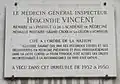 Plaque commémorative sur le domicile parisien d'Hyacinthe Vincent au no&nbsp;7 de l'avenue Bosquet, où il vécut entre 1932 et 1950.