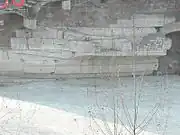 Vestiges des blocs de travertin composant l'éperon inclus dans une maçonnerie plus récente.