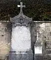 Tombe d'Antoine Magnin (caveau familial) à Beynost, où furent également enterrés Joséphine Pasteur et Léonce Magnin. À droite, la tombe de Laurence Magnin, fille d'Antoine Magnin, morte en bas âge en 1888.