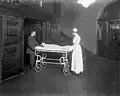 Un enfant transporté en salle d'opération, vers 1915.