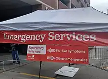 Point de Triage médical extérieur, visant à ne pas mélanger les malades de la COVID-19 à  ceux qui viennent pour d'autres pathologies, ici à la Nouvelle-Orléans.