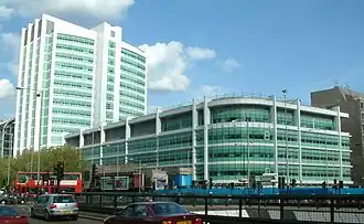 photographie en couleurs d'un bâtiment moderne aux vitres bleutées