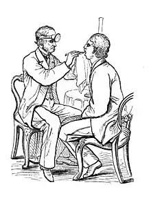  gravure ancienne montrant un médecin assis, ayant fixé son miroir lumineux sur son front et examinant la bouche d'un patient assis en face d elui à l'aide d'un miroir laryngé