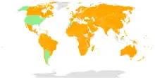 Carte du monde montrant les signataires de la convention-cadre de l'OMS pour la lutte antitabac en vert (dont les États-Unis, l'Argentine, Cuba, le Maroc, et la Suisse), les membres engagés en orange (la majeur partie du globe), et les pays ni signataires ni membres en gris.