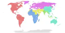 Carte du monde sur laquelle chaque pays est colorée selon leur appartenance aux zones régionales de l'OMS. L'Asie du Sud-Est en vert (de l'Inde à l'Indonésie), la Méditerranée orientale en jaune (incluant une partie de l'Afrique du Nord et du Moyen Orient), le Pacifique occidental en cyan (incluant la Chine, l'Australie, le Japon et plusieurs pays plus petits), les Amériques en rouge (Amériques du Nord et du Sud, sans le Groenland), l'Afrique en bleue et l'Europe en magenta (incluant la totalité de la Russie et les pays au Nord de l'Afghanistan et de l'Iran).