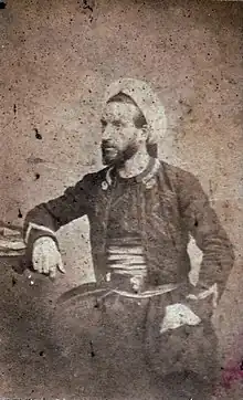 Photographie sépia en costume de zouave.